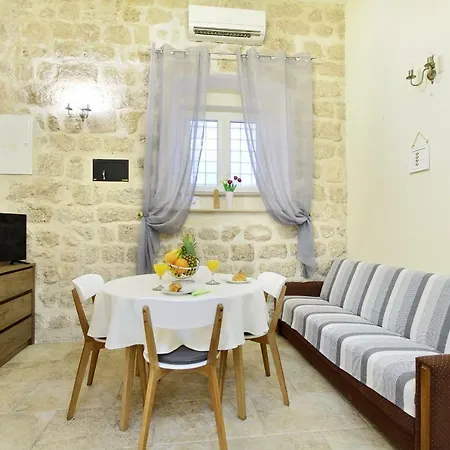 Nikola Apartment